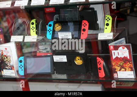 Una seconda mano interruttore di Nintendo per la vendita in un negozio di CEX in Bognor Regis, West Sussex, Regno Unito. Foto Stock