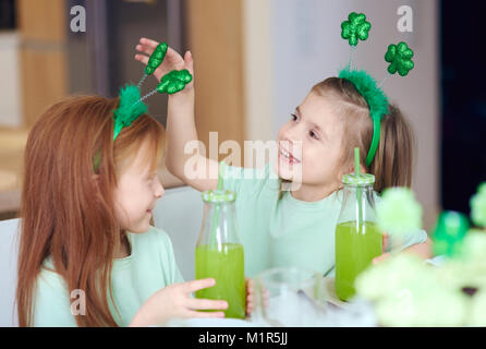 I bambini con cocktail avente una divertente Foto Stock