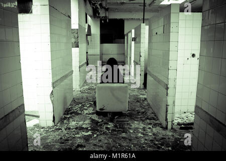 Scena di orrore di una paura donna Foto Stock