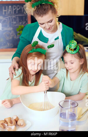 Famiglia allegra la cottura in cucina Foto Stock