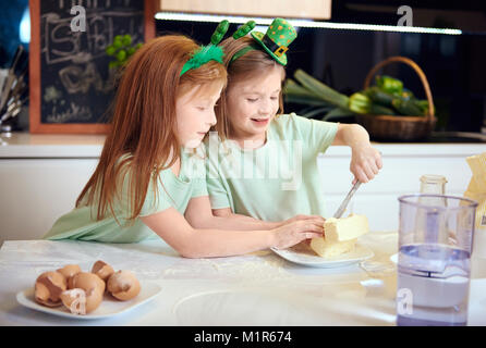 Allegro fratelli cookie di cottura insieme Foto Stock