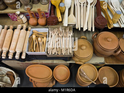 Close up della bancarella vendendo cucina e utensili da cucina, in legno e terracotta, sul Baratashvili Street a Tbilisi in Georgia Foto Stock