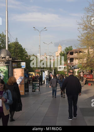 Pomeriggio occupato rush hour a Tbilisi in Georgia il Baratashvili Street nel centro della città, i pedoni presso la fermata degli autobus Foto Stock