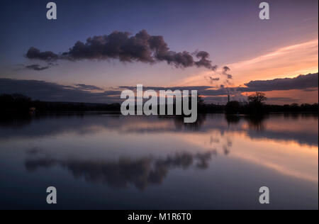 Tramonto riflessioni a Attenborough Riserva Naturale nel Nottinghamshire. Inghilterra, Regno Unito Foto Stock