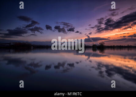 Tramonto riflessioni a Attenborough Riserva Naturale nel Nottinghamshire. Inghilterra, Regno Unito Foto Stock