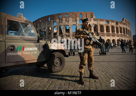 Roma. L'Italia. L'esercito in servizio di anti-terrorism Security patrol il Colosseo. Foto Stock