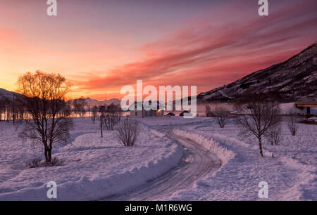 Inverno sunrise spegnere il E10 vicino a Lodingen Nel Nordland, Norvegia Foto Stock