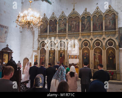 Fortezza di Ananuri, un castello medievale e la sede della locale eristavis (Duchi) in alto Caucaso in Georgia, matrimonio nella chiesa della Madre di Dio Foto Stock