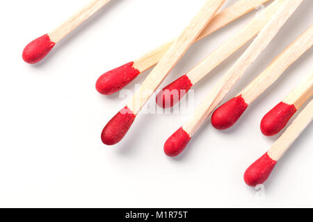 Cumulo di corrispondenze con teste rosse isolato su sfondo bianco, close up Foto Stock