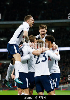 Londra, Regno Unito. 31 gennaio, 2018. I giocatori del Tottenham Hotspur celebrare dopo rigature durante la Premier League inglese partita di calcio tra Tottenham Hotspur e il Manchester United a stadio di Wembley a Londra, in Gran Bretagna il 7 gennaio 31, 2018. Hotspur ha vinto 2-0. Credito: Han Yan/Xinhua/Alamy Live News Foto Stock