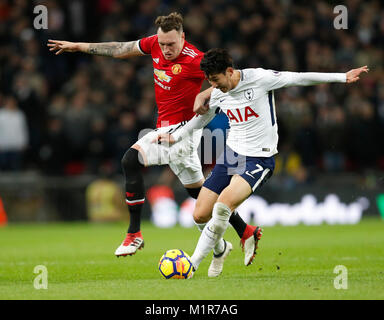 Londra, Regno Unito. 31 gennaio, 2018. Heung-Min figlio (R) del Tottenham Hotspur il sistema VIES per la palla durante la Premier League inglese partita di calcio tra Tottenham Hotspur e il Manchester United a stadio di Wembley a Londra, in Gran Bretagna il 7 gennaio 31, 2018. Hotspur ha vinto 2-0. Credito: Han Yan/Xinhua/Alamy Live News Foto Stock