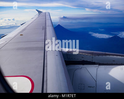 Legazpi, Albay, Filippine. Il 1° febbraio 2018. Philippine Express Airlines 2922, un Airbus A320, vola oltre il vulcano Mayon (centro inferiore, al di sotto del parafango) dopo la partenza di Legazpi. Il vulcano Mayon ha iniziato ad eruttare nel mezzo di gennaio. Lo spazio aereo attorno al vulcano è stata chiusa su off e quindi su on per più di settimana. L'aeroporto è a circa 13 chilometri dal vulcano e le nubi di cenere dal Mayon costituiscono una minaccia per i motori degli aerei. Più di 80.000 persone sono state evacuate dalle loro case intorno al vulcano. Credit: Jack Kurtz/ZUMA filo/Alamy Live News Foto Stock