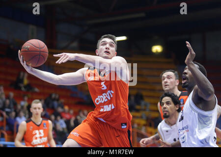 Zagabria, Croazia. 31 gennaio, 2018. Toni Perkovic di Cedevita Zagreb germogli durante il round 5 di 7giorni EuroCup Top 16 basket match tra Cedevita Zagabria e Dolomiti Energia Trento a Zagabria in Croazia, a gennaio 31, 2018. Dolomiti Energia Trento ha vinto 81-77. Credito: Luka Stanzl/Xinhua/Alamy Live News Foto Stock