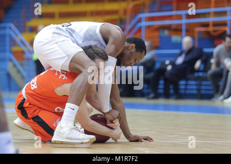 Zagabria, Croazia. 31 gennaio, 2018. Toni Perkovic (fondo) della Cedevita Zagreb vies con Dominique Sutton Dolomiti Energia Trento durante il round 5 di 7giorni EuroCup Top 16 basket match tra Cedevita Zagabria e Dolomiti Energia Trento a Zagabria in Croazia, a gennaio 31, 2018. Dolomiti Energia Trento ha vinto 81-77. Credito: Luka Stanzl/Xinhua/Alamy Live News Foto Stock