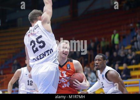 Zagabria, Croazia. 31 gennaio, 2018. Dzanan Musa (C) di Cedevita Zagreb vies con Luca Lechthaler (L) delle Dolomiti Energia Trento durante il round 5 di 7giorni EuroCup Top 16 basket match tra Cedevita Zagabria e Dolomiti Energia Trento a Zagabria in Croazia, a gennaio 31, 2018. Dolomiti Energia Trento ha vinto 81-77. Credito: Luka Stanzl/Xinhua/Alamy Live News Foto Stock