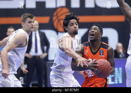 Zagabria, Croazia. 31 gennaio, 2018. Si Cherry (R) di Cedevita Zagreb compete durante il round 5 di 7giorni EuroCup Top 16 basket match tra Cedevita Zagabria e Dolomiti Energia Trento a Zagabria in Croazia, a gennaio 31, 2018. Dolomiti Energia Trento ha vinto 81-77. Credito: Luka Stanzl/Xinhua/Alamy Live News Foto Stock