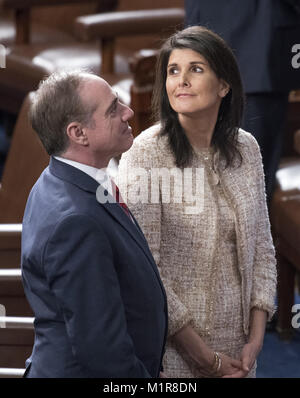 Washington, Distretto di Columbia, Stati Uniti d'America. 30 gen, 2018. Stati Uniti Segretario della Veterans Affairs David J. Shulkin, sinistra e ambasciatore statunitense alle Nazioni Unite Nikki Haley, destra, partono dopo di noi Presidente Trump consegnato il suo primo stato dell unione indirizzo a una sessione congiunta del Congresso degli Stati Uniti negli Stati Uniti casa camera del Campidoglio di Washington DC su Martedì, 30 gennaio 2018.Credit: Ron Sachs/CNP Credito: Ron Sachs/CNP/ZUMA filo/Alamy Live News Foto Stock