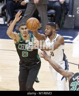 Denver, Colorado, Stati Uniti d'America. 29 gen, 2018. Pepite EMMANUEL MUDIAY, destro unità nel traffico con Celtics JAYSON TATUM, sinistra, durante la 2a. La metà presso il Pepsi Center lunedì notte. I Celtics battere le pepite 111-110. Credito: Hector Acevedo/ZUMA filo/Alamy Live News Foto Stock