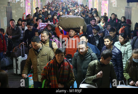 Hengyang, provincia cinese di Hunan. Il 1° febbraio 2018. Il passeggero sono visti al Hengyang stazione ferroviaria in Hengyang, centrale provincia cinese di Hunan, 1 febbraio 2018. Il 2018 Festival di Primavera di viaggio rush, noto come il Chunyun, iniziato giovedì e durerà fino al 12 marzo. Circa 2,98 miliardi di viaggi sono dovrebbe essere fatto durante il Chunyun. Il Festival di Primavera, o il nuovo anno lunare cinese, cade il 16 febbraio di quest'anno. Credito: Cao Zhengping/Xinhua/Alamy Live News Foto Stock