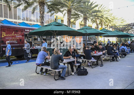 Anaheim, CA, Stati Uniti d'America. 25 gennaio, 2018. Carrelli di cibo all'annuale 2018 NAMM Show, il global business convenzione per l'industria musicale. Credito: Dave Safley/ZUMA filo/Alamy Live News Foto Stock