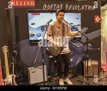 Anaheim, CA, Stati Uniti d'America. 25 gennaio, 2018. Artista demo presso il Relish Guitar stand per l'Annuale 2018 NAMM Show, il global business convenzione per l'industria musicale. Credito: Dave Safley/ZUMA filo/Alamy Live News Foto Stock