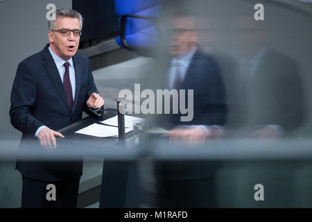 Berlino, Germania. Il 1° febbraio 2018. Il ministro tedesco degli interni Thomas de Maizière (Cristiana Unione Democratica - CDU) parla durante una riunione plenaria presso il Bundestag tedesco a Berlino, Germania, 1 febbraio 2018. I membri di questo Parlamento deciderà su diverse proposte legislative, nonché riunioni di famiglie di rifugiati con uno status di protezione limitata. Credito: Bernd von Jutrczenka/dpa/Alamy Live News Foto Stock