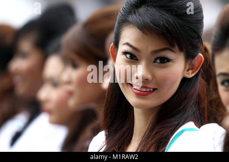 Una griglia ragazza visto durante il driver's Parade prima della Formula Uno il Gran Premio della Malesia sul circuito di Sepang, al di fuori di Kuala Lumpur, Malesia, 10 aprile 2011. Foto: Jens Buettner dpa | Utilizzo di tutto il mondo Foto Stock