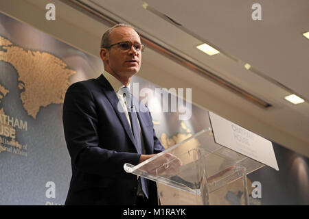 Londra, Regno Unito. Il 31 gennaio, 2018. Simon COVENEY, Irlanda vice Primo Ministro (Tánaiste e Ministro per gli affari esteri e del commercio, dando un discorso sulle relazioni anglo-irlandese a Chatham House think-tank a Londra il 31 gennaio 2018. Credito: Dominic Dudley/Alamy Live News Foto Stock