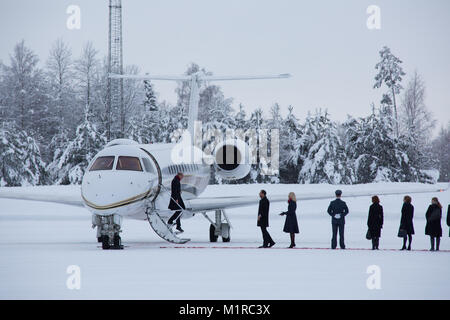 Oslo, Norvegia. 01 Febbraio, 2018. Le Loro Altezze Reali il Duca e la Duchessa di Cambridge arriva a Oslo Gardermoen aeroporto accolto dal Principe Ereditario Haakon e Crown Princess Mette-Marit della Norvegia per il loro tour di Norvegia 01st-02nd febbraio. Credito: Gunvor Eline E. Jakobsen/Alamy Live News Foto Stock