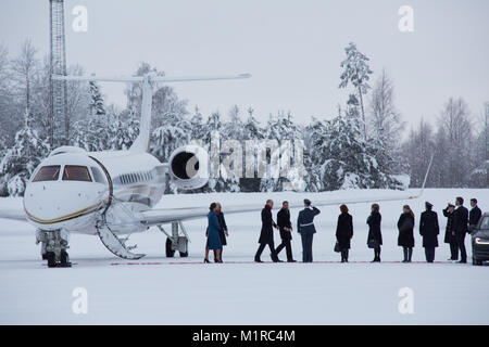 Oslo, Norvegia. 01 Febbraio, 2018. Le Loro Altezze Reali il Duca e la Duchessa di Cambridge arriva a Oslo Gardermoen aeroporto accolto dal Principe Ereditario Haakon e Crown Princess Mette-Marit della Norvegia per il loro tour di Norvegia 01st-02nd febbraio. Credito: Gunvor Eline E. Jakobsen/Alamy Live News Foto Stock