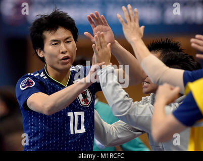 Il Taipei Taiwan. Il 1° febbraio 2018. Nibuya Kazuhiro (L) del Giappone festeggia dopo rigature durante il gruppo B partita di calcio tra il Giappone e il Tagikistan di AFC Futsal Championship in Taipei, a sud-est della Cina di Taiwan, 1 febbraio 2018. Il Giappone ha vinto 4-2. Credito: Yue Yuewei/Xinhua/Alamy Live News Foto Stock