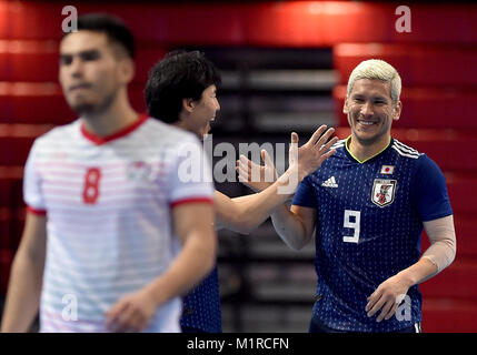 Il Taipei Taiwan. Il 1° febbraio 2018. Morioka Kaoru (1R) del Giappone festeggia dopo rigature durante il gruppo B partita di calcio tra il Giappone e il Tagikistan di AFC Futsal Championship in Taipei, a sud-est della Cina di Taiwan, 1 febbraio 2018. Il Giappone ha vinto 4-2. Credito: Yue Yuewei/Xinhua/Alamy Live News Foto Stock