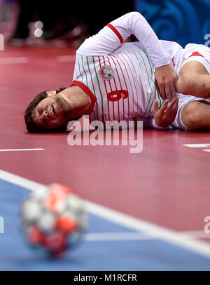 Il Taipei Taiwan. Il 1° febbraio 2018. Sardorov Fayzali del Tagikistan cade a terra durante il gruppo B partita di calcio tra il Giappone e il Tagikistan di AFC Futsal Championship in Taipei, a sud-est della Cina di Taiwan, 1 febbraio 2018. Il Giappone ha vinto 4-2. Credito: Yue Yuewei/Xinhua/Alamy Live News Foto Stock