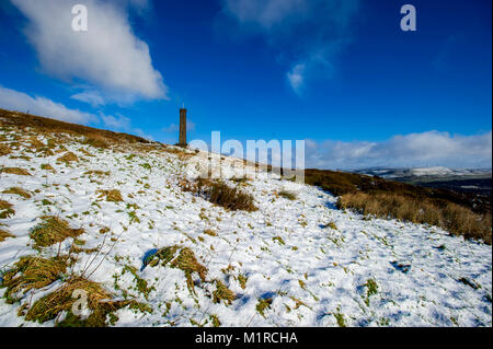 Holcombe Hill, Lancashire, Regno Unito. Il 1 febbraio, 2018. Bella freddo, nitido e il tempo soleggiato sul primo giorno del mese di febbraio presso Holcombe Hill, vicino a Bury, Lancashire, come una spolverata di neve copre la collina vicino al monumento di pelatura. Costruito nel 1852 questo ben noto Bury landmark è stata eretta in omaggio a uno di seppellire più famosi figli, Sir Robert Peel; fondatore delle forze di polizia e del Primo Ministro 1841-1846. Foto di Paolo Heyes, giovedì 01 febbraio, 2018. Credito: Paolo Heyes/Alamy Live News Foto Stock