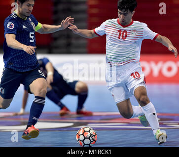 Il Taipei Taiwan. Il 1° febbraio 2018. Akira Minamoto (L) del Giappone compete con Alimakhmadov Nekruz del Tagikistan durante il gruppo B partita di calcio di AFC Futsal Championship in Taipei, a sud-est della Cina di Taiwan, 1 febbraio 2018. Il Giappone ha vinto 4-2. Credito: Yue Yuewei/Xinhua/Alamy Live News Foto Stock