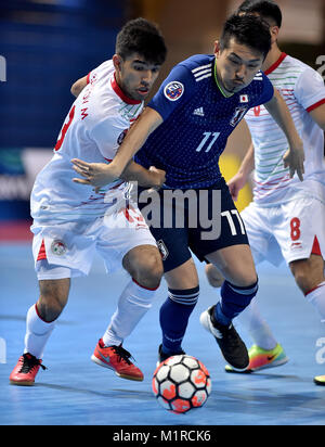 Il Taipei Taiwan. Il 1° febbraio 2018. Hoshi Shota (R) del Giappone compete con Sharipov Muhamadjon del Tagikistan durante il gruppo B partita di calcio di AFC Futsal Championship in Taipei, a sud-est della Cina di Taiwan, 1 febbraio 2018. Il Giappone ha vinto 4-2. Credito: Yue Yuewei/Xinhua/Alamy Live News Foto Stock