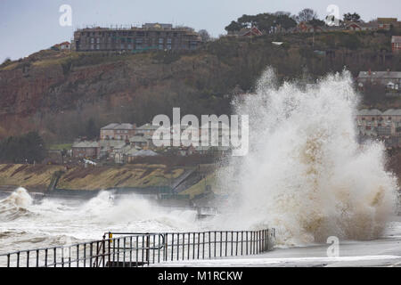 Colwyn Bay, Conwy County, Wales, Regno Unito Meteo: tempo freddo con alta marea e ventoso hanno fornito le condizioni ideali per le risorse naturali del Galles per fornire avvisi di inondazione per la costa del Galles settentrionale tra cui Colwyn Bay. Un enorme ondata si scontra con la passeggiata di Colwyn Bay come onde enormi pastella il resort costiero con avvisi di inondazione in luogo, Conwy County, Galles Foto Stock