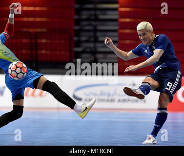 Il Taipei Taiwan. Il 1° febbraio 2018. Morioka Kaoru (R) del Giappone germogli durante il gruppo B partita di calcio tra il Giappone e il Tagikistan di AFC Futsal Championship in Taipei, a sud-est della Cina di Taiwan, 1 febbraio 2018. Il Giappone ha vinto 4-2. Credito: Yue Yuewei/Xinhua/Alamy Live News Foto Stock