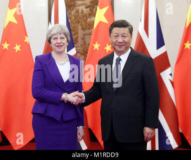 Pechino, Cina. Il 1° febbraio 2018. Il presidente cinese Xi Jinping (R) si riunisce con la visita del Primo Ministro britannico Theresa Maggio a Pechino Capitale della Cina, 1 febbraio 2018. Credito: Liu Weibing/Xinhua/Alamy Live News Foto Stock