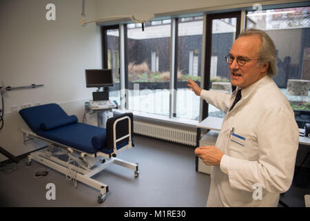 Hans-Henning Eckstein, direttore della chirurgia vascolare clinica, mostra una sonographic ricerca camera durante la cerimonia inaugurale conferenza stampa presso la clinica a destra del fiume Isar a Monaco di Baviera, 1 febbraio 2018. Neurochirurgia, chirurghi vascolari e urologi stanno andando avere otto nuove sale operatorie per lavorare a. Foto: Lino Mirgeler/dpa Foto Stock