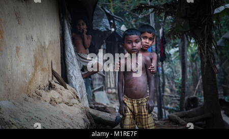 Marzo 24, 2017 - Cox's Bazar, Bangladesh - Rohingya bambini in Kutupalong camp.Oltre 600.000 Rohingya rifugiati sono fuggiti dal Myanmar Stato di Rakhine fin dal mese di agosto 2017, come la maggior parte di loro di tenere cercando di attraversare la frontiera per raggiungere il Bangladesh ogni giorno. Credito: John Owens/SOPA/ZUMA filo/Alamy Live News Foto Stock