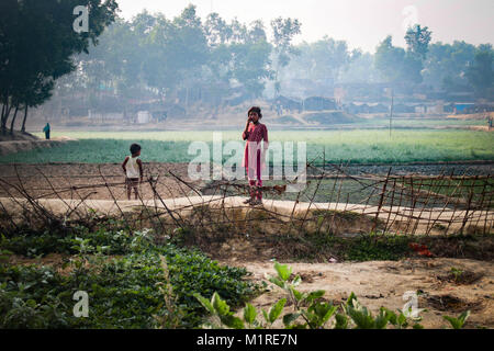 Marzo 27, 2017 - Cox's Bazar, Bangladesh - una ragazza Rohingya in Kutupalong camp.Oltre 600.000 Rohingya rifugiati sono fuggiti dal Myanmar Stato di Rakhine fin dal mese di agosto 2017, come la maggior parte di loro di tenere cercando di attraversare la frontiera per raggiungere il Bangladesh ogni giorno. Credito: John Owens/SOPA/ZUMA filo/Alamy Live News Foto Stock