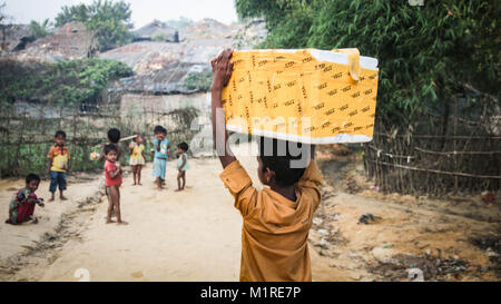 Marzo 27, 2017 - Cox's Bazar, Bangladesh - Un ragazzo Rohingya passeggiate in Kutupalong camp.Oltre 600.000 Rohingya rifugiati sono fuggiti dal Myanmar Stato di Rakhine fin dal mese di agosto 2017, come la maggior parte di loro di tenere cercando di attraversare la frontiera per raggiungere il Bangladesh ogni giorno. Credito: John Owens/SOPA/ZUMA filo/Alamy Live News Foto Stock