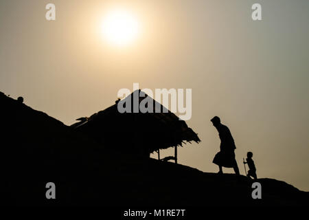 Marzo 26, 2017 - Cox's Bazar, Bangladesh - rifugiati Rohingya salire fino alla cima di una collina in Kutupalong camp.Oltre 600.000 Rohingya rifugiati sono fuggiti dal Myanmar Stato di Rakhine fin dal mese di agosto 2017, come la maggior parte di loro di tenere cercando di attraversare la frontiera per raggiungere il Bangladesh ogni giorno. Credito: John Owens/SOPA/ZUMA filo/Alamy Live News Foto Stock