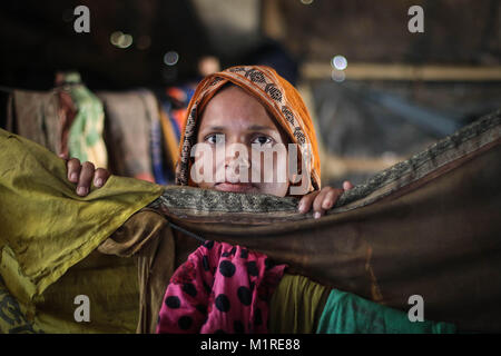 Marzo 26, 2017 - Cox's Bazar, Bangladesh - Un Rohingya donna nella sua casa di Kutupalong camp.Oltre 600.000 Rohingya rifugiati sono fuggiti dal Myanmar Stato di Rakhine fin dal mese di agosto 2017, come la maggior parte di loro di tenere cercando di attraversare la frontiera per raggiungere il Bangladesh ogni giorno. Credito: John Owens/SOPA/ZUMA filo/Alamy Live News Foto Stock