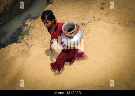 Marzo 26, 2017 - Cox's Bazar, Bangladesh - una ragazza Rohingya in Balu Kali camp.Oltre 600.000 Rohingya rifugiati sono fuggiti dal Myanmar Stato di Rakhine fin dal mese di agosto 2017, come la maggior parte di loro di tenere cercando di attraversare la frontiera per raggiungere il Bangladesh ogni giorno. Credito: John Owens/SOPA/ZUMA filo/Alamy Live News Foto Stock