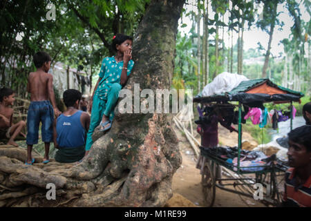 Settembre 26, 2017 - Cox's Bazar, Bangladesh - Un Rohingya bambina guarda su mentre le merci sono trasportate attraverso la periferia di Kutupalong camp per essere venduto.Oltre 600.000 Rohingya rifugiati sono fuggiti dal Myanmar Stato di Rakhine fin dal mese di agosto 2017, come la maggior parte di loro di tenere cercando di attraversare la frontiera per raggiungere il Bangladesh ogni giorno. Credito: John Owens/SOPA/ZUMA filo/Alamy Live News Foto Stock