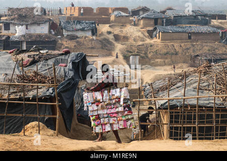 Marzo 26, 2017 - Cox's Bazar, Bangladesh - un fornitore passeggiate attraverso Kutupalong camp.Oltre 600.000 Rohingya rifugiati sono fuggiti dal Myanmar Stato di Rakhine fin dal mese di agosto 2017, come la maggior parte di loro di tenere cercando di attraversare la frontiera per raggiungere il Bangladesh ogni giorno. Credito: John Owens/SOPA/ZUMA filo/Alamy Live News Foto Stock