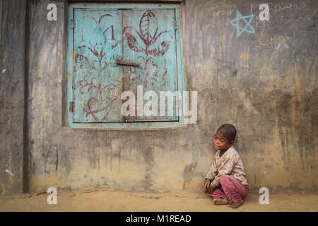 Marzo 26, 2017 - Cox's Bazar, Bangladesh - Un bambino Rohingya al di fuori di un edificio nella lunga parte di Kutupalong camp.Oltre 600.000 Rohingya rifugiati sono fuggiti dal Myanmar Stato di Rakhine fin dal mese di agosto 2017, come la maggior parte di loro di tenere cercando di attraversare la frontiera per raggiungere il Bangladesh ogni giorno. Credito: John Owens/SOPA/ZUMA filo/Alamy Live News Foto Stock