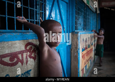 Settembre 30, 2017 - Cox's Bazar, Bangladesh - un giovane ragazzo Rohingya in un rifugio nel campo di Kutupalong, parte del quale è stato usato come un orfanotrofio temporanea.Oltre 600.000 Rohingya rifugiati sono fuggiti dal Myanmar Stato di Rakhine fin dal mese di agosto 2017, come la maggior parte di loro di tenere cercando di attraversare la frontiera per raggiungere il Bangladesh ogni giorno. Credito: John Owens/SOPA/ZUMA filo/Alamy Live News Foto Stock